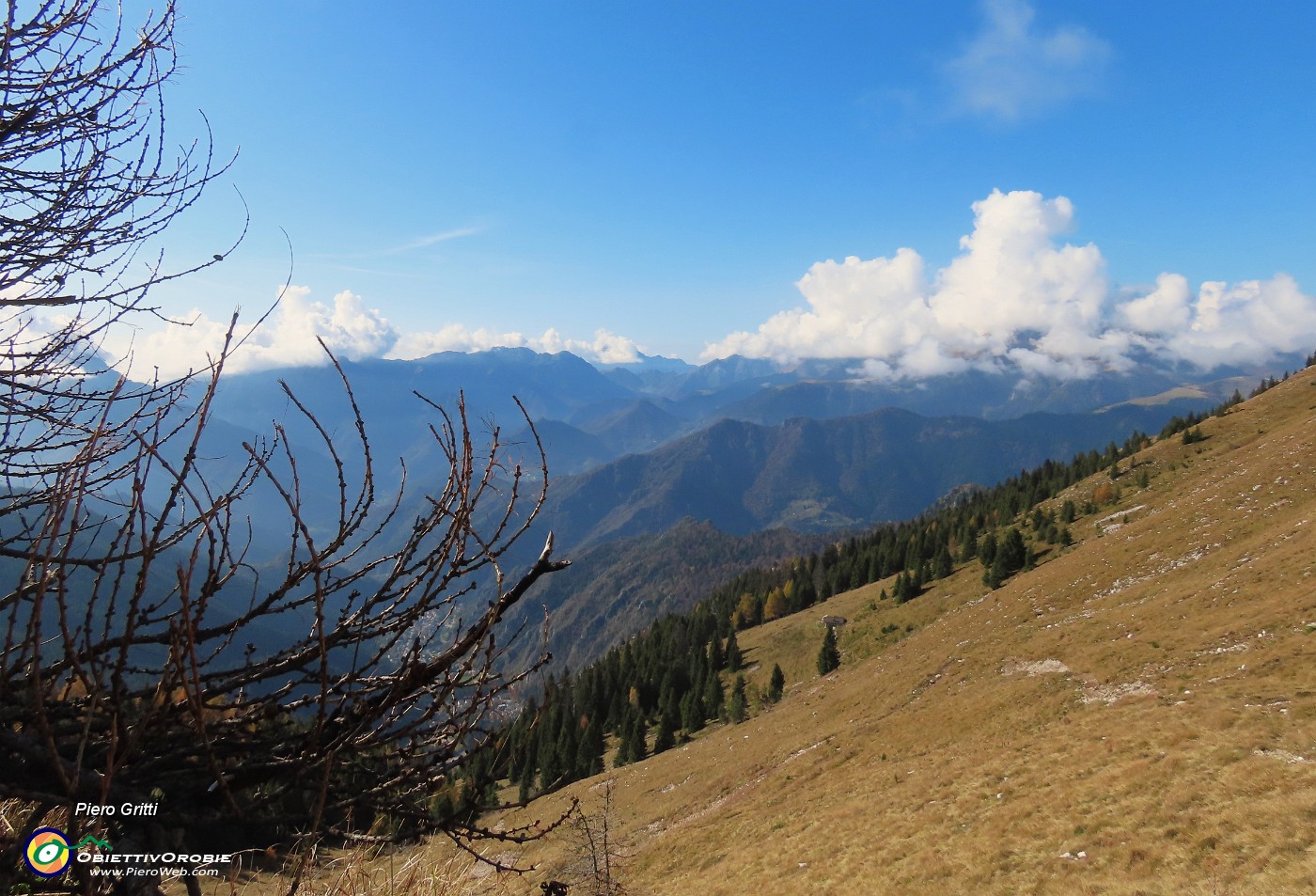 52 Dal Passo di Monte Colle (1958 m) vista sulla valle di Piazzatore.JPG